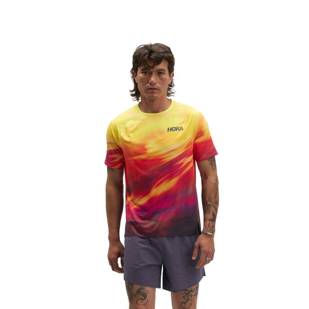 HOKA RACE DAY SHORT SLEEVE TR PRT Men เสื้อวิ่งแขนสั้นผู้ชาย