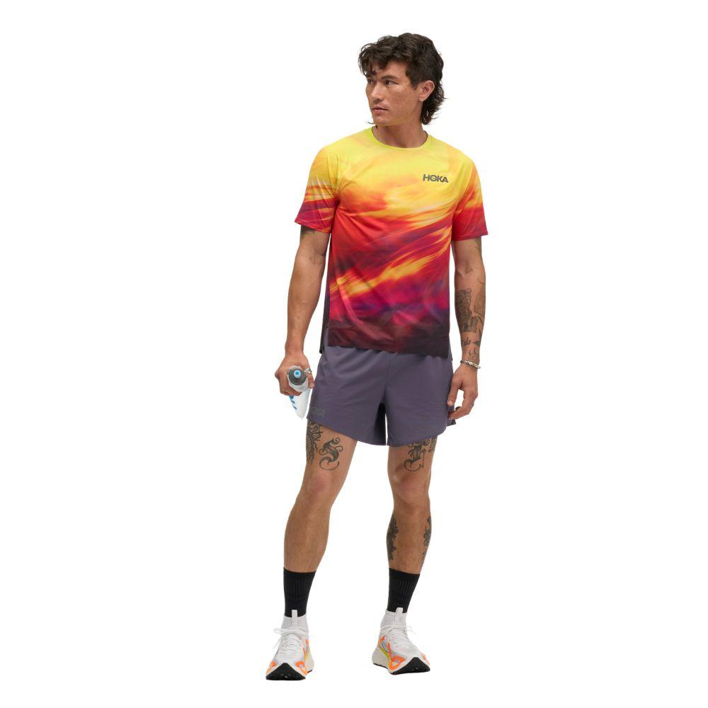 HOKA RACE DAY SHORT SLEEVE TR PRT Men เสื้อวิ่งแขนสั้นผู้ชาย