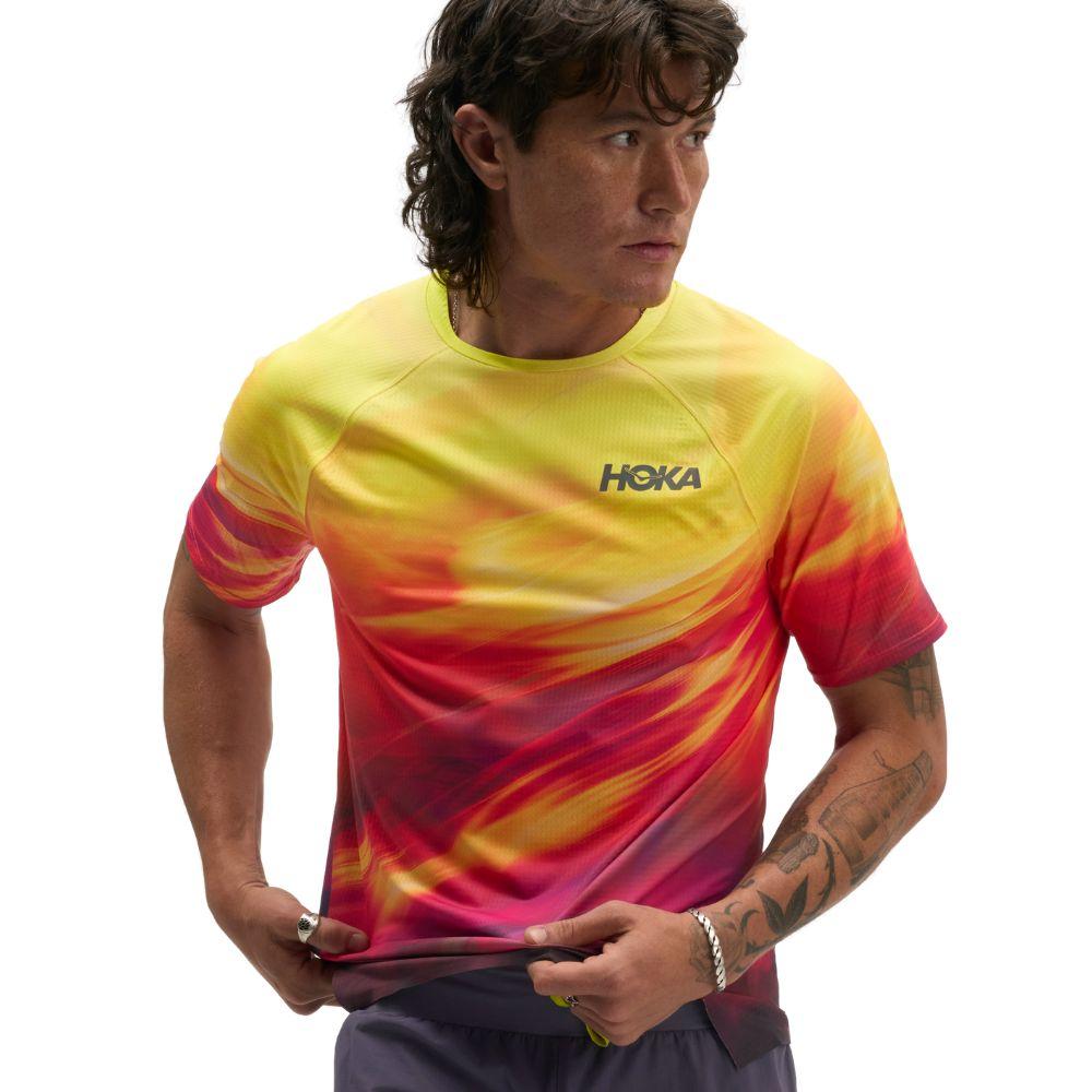 HOKA RACE DAY SHORT SLEEVE TR PRT Men เสื้อวิ่งแขนสั้นผู้ชาย