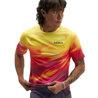 HOKA RACE DAY SHORT SLEEVE TR PRT Men เสื้อวิ่งแขนสั้นผู้ชาย