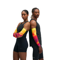 HOKA RACE DAY ARM SLEEVE TR PRT Unisex ปลอกรัดแขนออกกำลังกายสำหรับผู้ชายและผู้หญิง