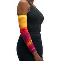 HOKA RACE DAY ARM SLEEVE TR PRT Unisex ปลอกรัดแขนออกกำลังกายสำหรับผู้ชายและผู้หญิง