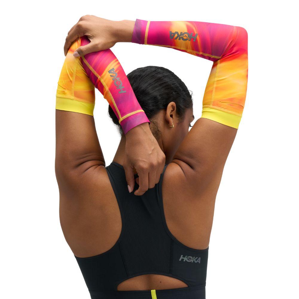 HOKA RACE DAY ARM SLEEVE TR PRT Unisex ปลอกรัดแขนออกกำลังกายสำหรับผู้ชายและผู้หญิง